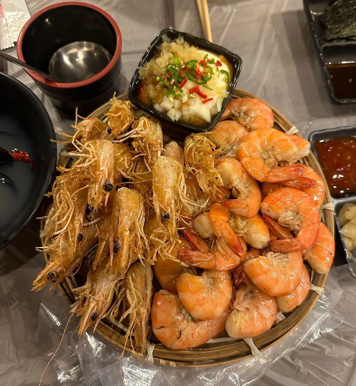 뜻밖의 카톡 먹통으로 어제 오늘 정말 오랜만에 폰이 아닌 온전히 그 시간들에 집중할 수 있었다. 생각보다 불편한게 많다고 생각했는데, 생각보다 좋은 것도 많았다. 내게 톡을 하고 싶은데 톡을 못한다며 걸려온 친한 언니의 전화도, 나에게 보여주고 싶은 것이 있는데 사진이 가질 않아서 계속 톡방을 들낙거리고 있다는 엄마의 사랑스러움도, 카톡이 안되니까 지금을 조금 더 카메라로 담게된 마음도, 톡의 방해없이 끊임없이 재생되는 음악도 모든 게 그건 그거대로 좋았다. 
-
그 시간들이 소중해서 더 아끼고 싶어 평소라면 결코 오고 갈 일 없는 낯선 동네의 맛집을 방문했고 가는 동안에도 폰보다는 그 풍경과 공기, 시시콜콜한 대화에도 집중할 수 있어서 좋았다. 결국은 생각하기 나름, 감사하기 나름. 좀 불편해도, 그건 그거대로 좋았다.
-