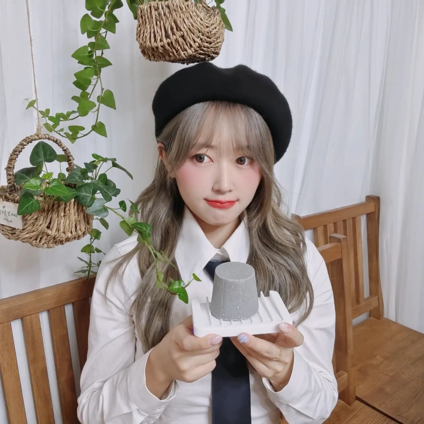 #광고 이번에 연달아 염색하면서 두피에 너무 무리가 간거있죠 😣 예전에 고체샴푸 사용하고 좋아졌던 기억이 있어서 바꿔봤는데 이렇게 개운하고 향기로워도 되는거냐구 🤎 거품 완전 퐁실퐁실 나고 향기도 좋은데 두피 가려움까지 사라졌어요 🫧(~˘▾˘)~ 고압축형 헤어바라서 샴푸 500g짜리 두통 쓴 만큼 하나로 알차게 쓸 수 있어서 가성비도 좋아요. 욕실에 놔뒀더니 엄마아빠도 사용하시곤 너무 좋다고 칭찬 일색을.. 😚🧼

📍네이버에 올솝메이트 샴푸바 검색하면 나오는 초코설탕  CHOCOSULT 스토어팜에서 판매되고 있어요 

#올솝메이트 #고체샴푸 #고체린스 #샴푸추천 #고체샴푸바