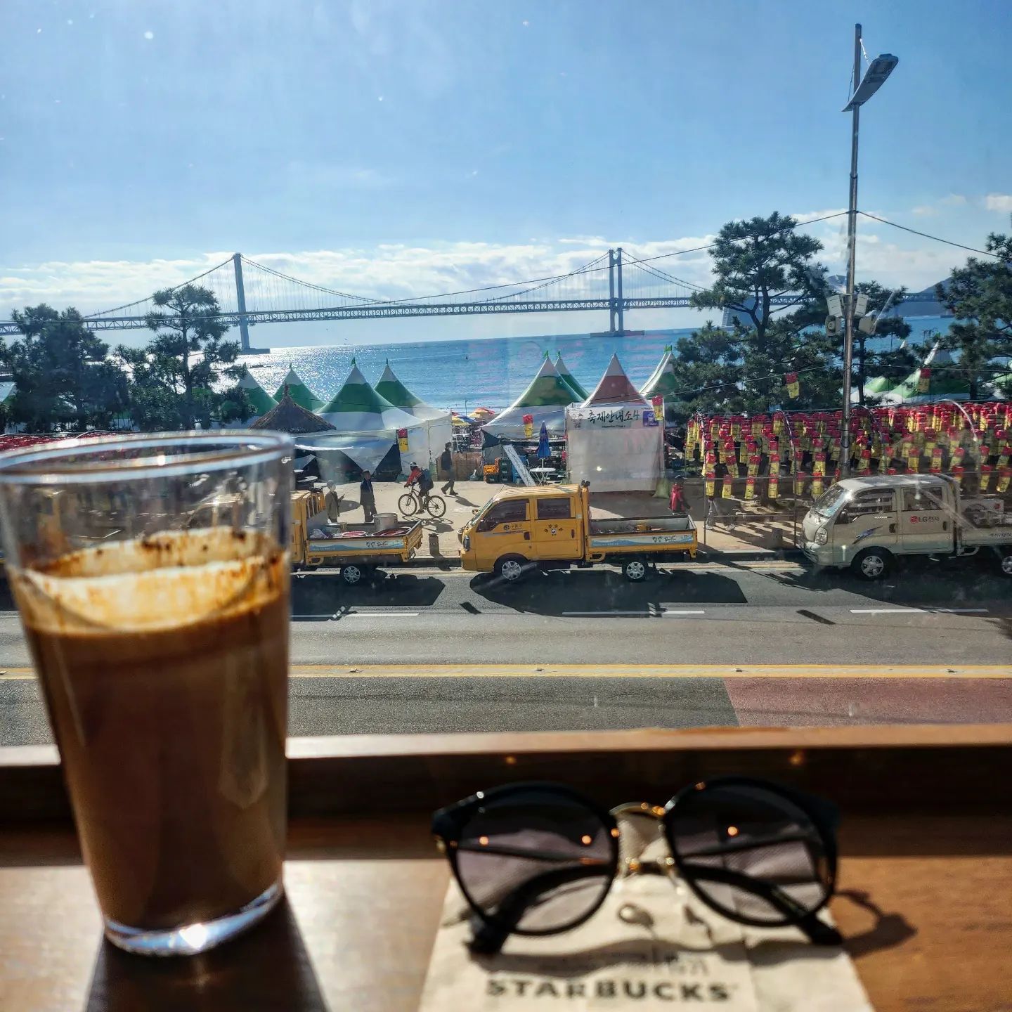 🌁가을바다 #708💠

이료일은 바다보러 레고레고!
날이 넘나 따시당~
저번주에는 패딩입고갔는데ㅋㅋ 티 한장입었는데도 햇빛이 따사롭네ㅋ☺️
너무죠앙~~커피도 내가좋아하는 조합으로~
이벤트음료 별주는거 포기하고...ㅋ
왜이렇게 마싯는지😋 
바다멍~
어방축제기간~~아침에도 사람 좀 있네~~
행사부스로 뷰가 가려졌다~~
그래도 좋다~
집가서 점심먹구 작은아씨들 다보고 아이스크림을 혼자서 한통 다 먹었네~~
또 머리가아파서 밥먹으면 괜찮을까싶어 저녁먹었는데도 아프당🤕
약 먹고 일찍 잤다😴
아침에 일어나니 컨디션 회복😍
감사합니다🙇‍♀️

오늘운세 : 	없는 말이 아니라도 듣는 사람이 불편하게 느낄 수 있는 말은 가려서 하라.

매일 매일 감사하는마음으로 살다보면 좋은일이 생긴데요. 
{10시전 취침-7시전 기상} [규칙적인생활]
#감사일기💠#일상#motd #바른생활루틴이#헬시플레저 #백수니의하루#오하운 #아침형인간#셀카#ootd#아침과일#광안리#어방축제#블랙글레이즈드라떼