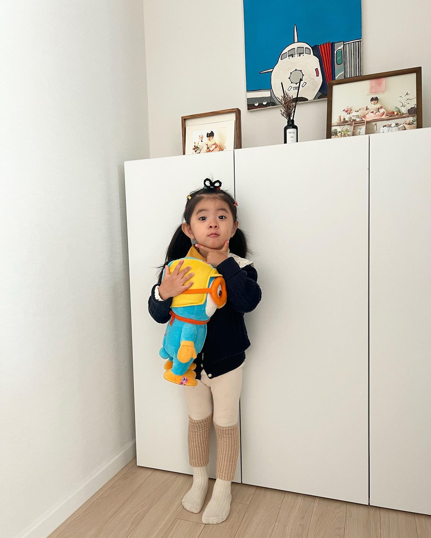 ⠀
오늘은 엄마랑 등원! 귀염둥이 우리딸 아침부터 하트 머리 해달라해서 해줬는데 성공한듯! 오눌은 애기하트머리네? 예쁘다~라고 해주는 너💛
오늘도 즐거운 하루 보내고 와, 수아
엄마는 너 여권 찾으러 간닷!
⠀
그래서 돌돌아, 너눙 잘있니? 너무 못챙겨주는 거 같아서 미안ㅋ
수아누나가 매일같이 인사해주고 잘잤니,잘자~ 하고 만져주는게 느껴지니?
이렇게나 소중히 생각해줬다는걸 나중에 꼭 알아줘!
밤에 수아는 내가 힘들어서 돌돌이 수아배에 넣었다고 말해주는데 세상감동이다..너가 덜 짜증내면 안 힘들텐데ㅋ
#돌돌이_🐬 #21주5일 #검은토끼띠
너도 오늘 엄마 뱃속에서 재미나게 수영하렴💙