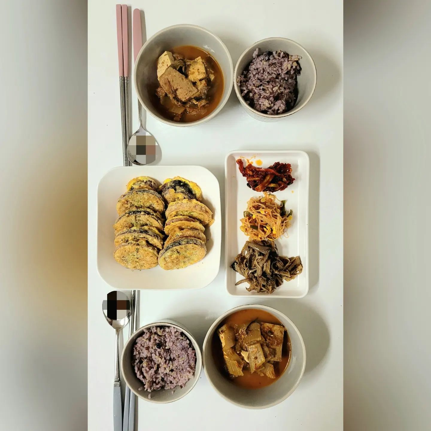 ✨️

지난번 속초여행 갔을때, 시장에서 오징어 순대를 사왔거든요~
드디어 오늘 먹어보네요!
시장에서 바로 구운거 사먹어도 참 맛있는데
집에와서 직접 부침가루랑 계란물 묻혀
부쳐 먹으니 참 좋네요😍
살짝의 느끼함은 김치찌개와 무말랭이 무침으로 눌러 주세요!
아내는 시장에서 먹는것보다 더 맛있다며 좋아하네요🥰

여행가서 요런거 하나 사왔다가 먹으면
그 때 생각이 나서 참 좋은것 같아요~
그럼 오늘도 행복한 하루 보내시길 바랄게요 :)

#오징어순대 #김치찌개 #콩나물무침 #무말랭이 #버섯볶음 
#사랑하는사람에게 #집밥 #집밥스타그램
#식단공유 #온더테이블 #쿡스타그램 #성취감 
#신혼일상 #신혼식탁 #신혼밥상 #신혼부부 #음식일기