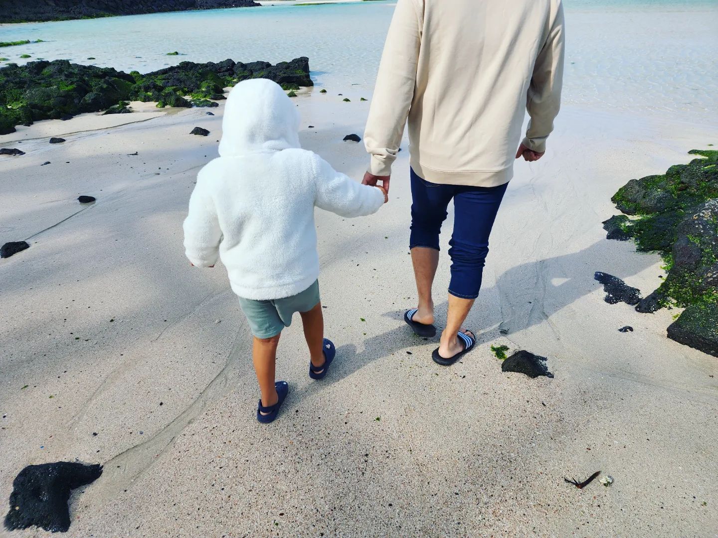 .
어젠 더웠는데 하루만에 겨울이야ㅠㅠ
그래도 물은 포기못한다해서 점심먹으러 가기전에 발만 잠깐 담그기~
.
일정꼬여서 어제 첫날부터 바빴으니 오늘은 여유롭게~ ㅎㅎ
숙소에서 나가면 30초면 바다😁
놀다가 근처에서 꼬기 먹고 다시 놀려했지만...
바람이 진짜 어마어마하서 뒹굴거리다가 
다시 놀러나가는중~~!!
.
.
#바다아리펜션#협재해수욕장#돼지굽는정원#고기#바다#제주##제주여행#제주도#가족여행