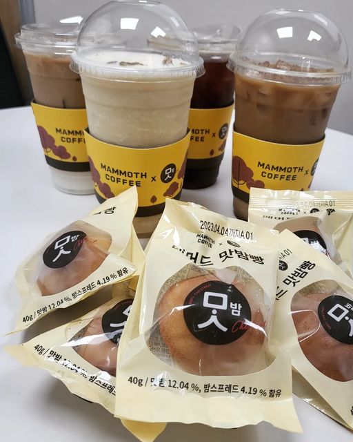 냠냠데이즈의 미식생활🍻 on Instagram: "#매머드커피 주문꿀팁👇👇 매머드커피 가을신메뉴가 나왔지모에요🍁🍂 밤맛가득 가을너낌이에요🥰 달콤한 맛밤프라페🌰 깔끔한 맛밤오트라떼