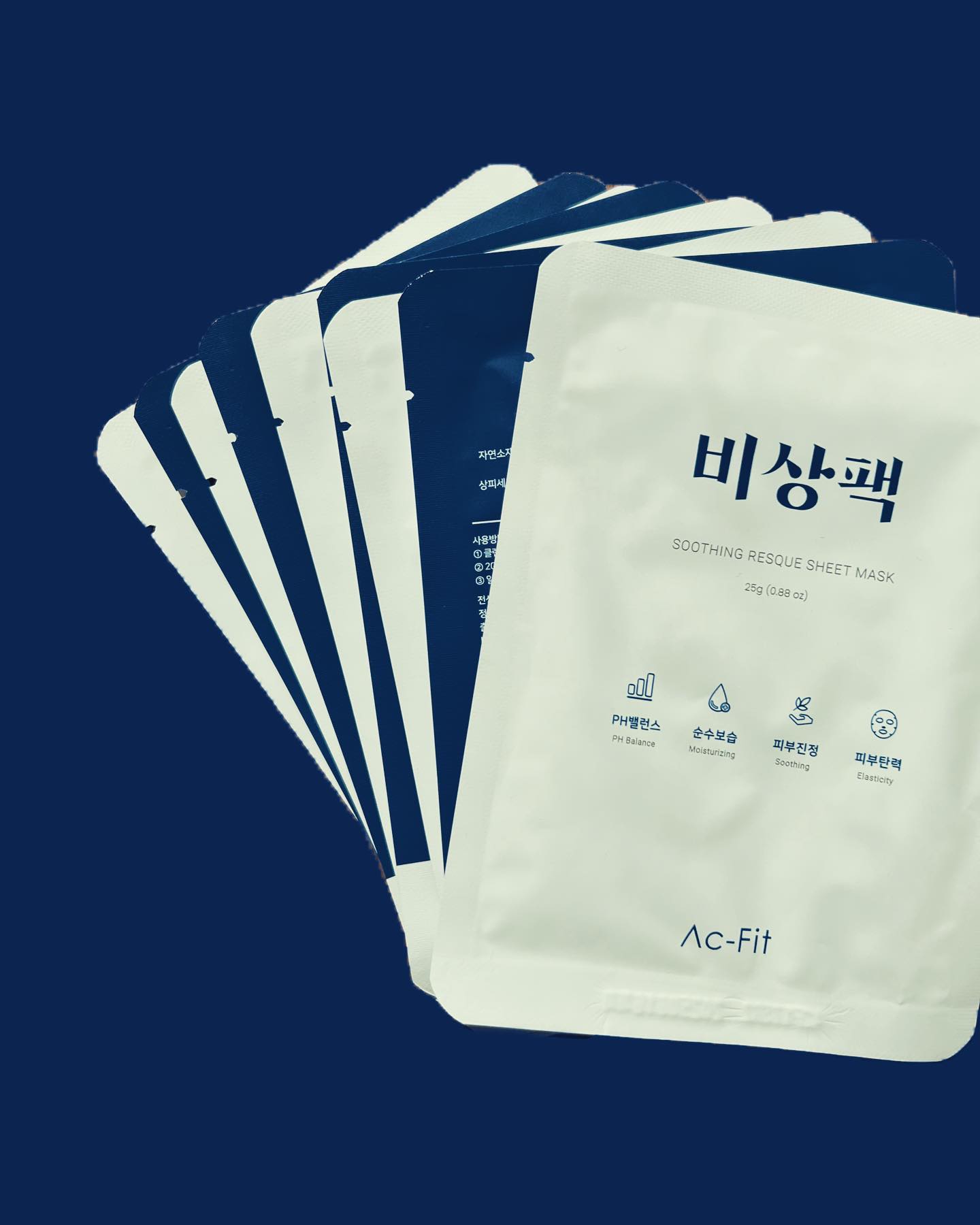 피부 원장님으로부터 알게 된 잇템✨
바로 ‘비상팩’ 인데요~

’비상팩‘은 진짜 이름 그대로 나에게 비상일때는 물론 평소에도 꼭 필요한 존재예요👍 

가을, 겨울철이 다가오면서 너무 건조해져서 1일 2팩은 기본으로!! 자기 전에 한번, 약속 있을 때나 나가기 전에 간편하게 20-30분만 붙이고 화장하면 화장이 촥촥붙어요!ㅎㅎ (진짜 나만 알고싶은 잇템🫶🏻)

[비상팩의 장점]

📍문제성 피부 전문 코스메틱 브랜드로 성분에 가장 집중되어 있고, 피부에 자극이 될 수 있는 성분은 모두 배제되어 있어요. 

📍온도로 인한 자극적인 쿨링감이 아닌 ‘쇠바름추출물’ 진정 성분으로 인해 자연스러운 쿨링감이 느껴져요.

📍자연소재 시트를 사용해서 자극 없는 부드러운 재질의 시트로 밀착력이 굉장히 좋아요.

📍20-30분 팩을 사용하고 나면 마르지 않고 수분감이 가득 남아있어서  촉촉함이 유지돼요👍

📍 쇠비름추출물 : 한방에서 약재로 쓰이며, 잎과 줄기에 수분이 많아요 쇠비름추출물이 함유되어 있어 수분감, 진정, 자극완화, 항염효과(염증진정), 장벽강화에 도움이 돼요.

-
-
-
-
-
-
-
-
#비상팩 #찐템 #추천 #피부관리 #피부 #유산균 #잇템 #잇템뷰티 #공유 #내돈내산 #달스킨 #인천피부관리 #계산동피부 #계산동피부관리 #부평피부관리 #인천피부관리잘하는곳