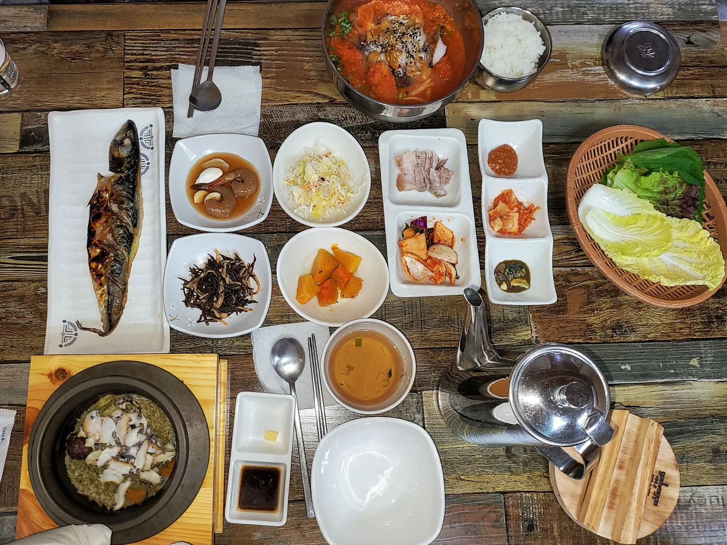 #제주오쿠다2호점 #전복돌솥밥 #존맛탱 !
.
.
안녕하세용 전복돌솔밥 맛집을 찾았습니다 밥 지은 향도 너무 좋고 기본 반찬에 고등어 구이가 나와요. 3인분 이상은 고등어 한 마리, 2인은 반마리가 제공됩니다. 맛보기 수육도 보들보들 딱 소주인것 같아요 ☺️😚