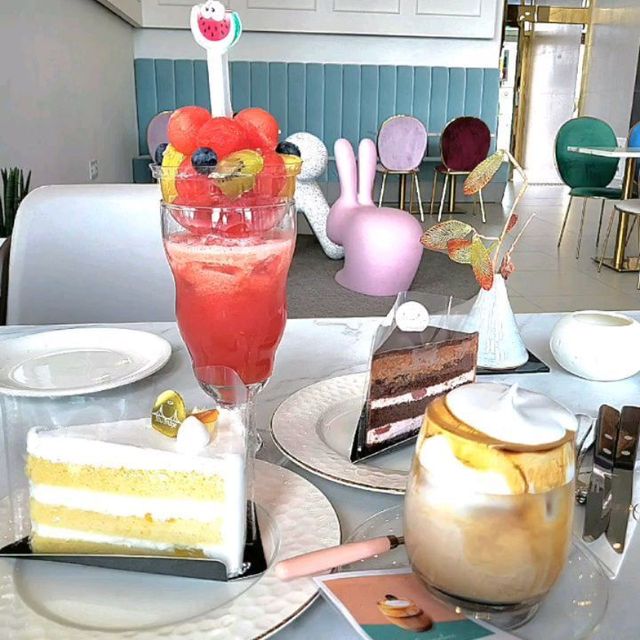 먹보패밀리 on Instagram: "#협찬 #브런치카페 오늘 소개해 드릴 곳은 고성 천진해수욕장이 바로 보이는 곳 #소울브릿지 입니다.! 브런치 카페라 디저트 메뉴뿐만 아니라 아침을 드실 수 있는 메
