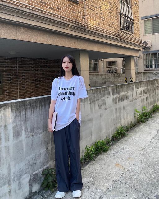 김선우 on Instagram: "#협찬 🤍브레이버리클로딩클럽 빅로고 티셔츠 화이트🤍 디자인이 너무 심플하고 예뻐요! #브레이버리클로딩클럽 #스트릿캐주얼 #스트릿패션 #여름코디"