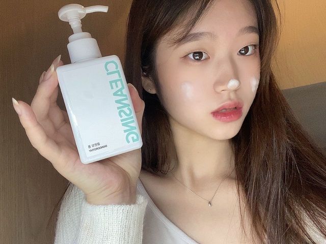 김선우 on Instagram: "#협찬 💧'스킨도로시'의 클렌징 폼 (1+1) 세트💧 예민한 피부를 가져서 세안 단계를 정말 중요시하는데 약알칼리성 폼클렌징이라 저자극으로 사용할 수 있었어요! 적은