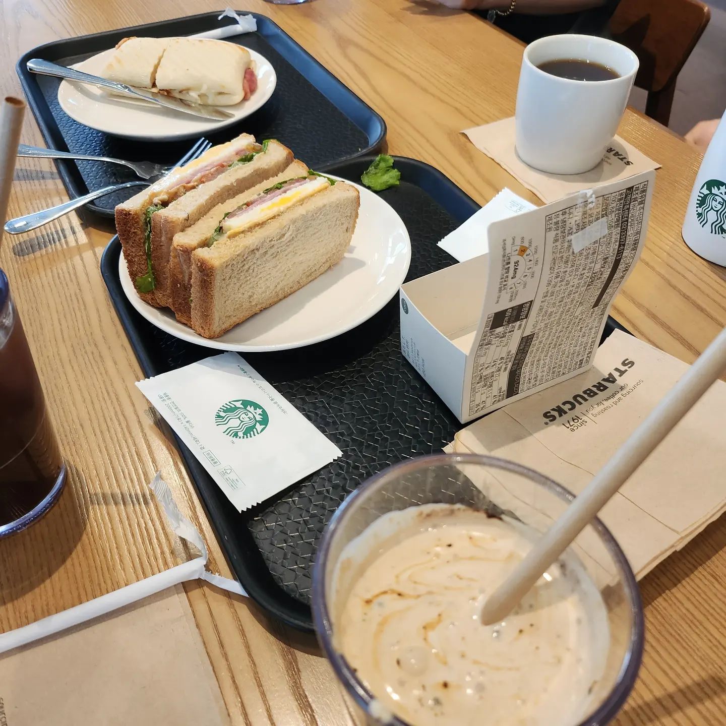 🤗수다 #709💠

운동 마치고 오랜만에 커피한잔 하자고해서 끌려감?ㅋ난 컨디션 안좋아서 집간다고했는데ㅋ커피로 뜨끈뜨끈하게 몸 데우고 가래ㅋ
샌드위치는 아무도안묵어서 내혼자 뇸뇸😋
유부녀와 대화는 반은 들리고 반은 안 들린다ㅋㅋ 그 중 큰 언니는 나랑 루틴 비슷함ㅋ 운동하고 친구들이랑 밥먹고 커피마시고 집에오면 저녁때까지 집순이~
남편은 골프치고와서 저녁먹고 들어온단다 밥안해도되고 일찍자고 밤에는 안나가고ㅋ
술보다는 커피~애들도 반듯하게 키웠네~부러웠당ㅋ 시댁과의 대립 이런건 잘 안들림ㅋㅋ 내혼자 셀카 🤳역시 아가씨는 다르다며ㅋㅋ1시간의 수다와함께 언니차 타고 집으로~
빵수니모드라 도넛 3개나 먹었다ㅋ생강차와함께🫖
저녁은 뒷다리살 넣은 김치찌개😋
금수저와 천원짜리변호사보며 하루를 보내었당ㅋㅋ
감사합니다🙇‍♀️

오늘운세 : 	오늘은 모처럼 두 사람이 서로에 대한 애틋한 감정을 확인하게 된다.

매일 매일 감사하는마음으로 살다보면 좋은일이 생긴데요. 
{10시전 취침-7시전 기상} [규칙적인생활]
#감사일기💠#일상#motd #바른생활루틴이#헬시플레저 #백수니의하루#오하운 #아침형인간#셀카#ootd#아침과일#스타벅스#블랙글레이즈드라떼 #크리스피크림도넛