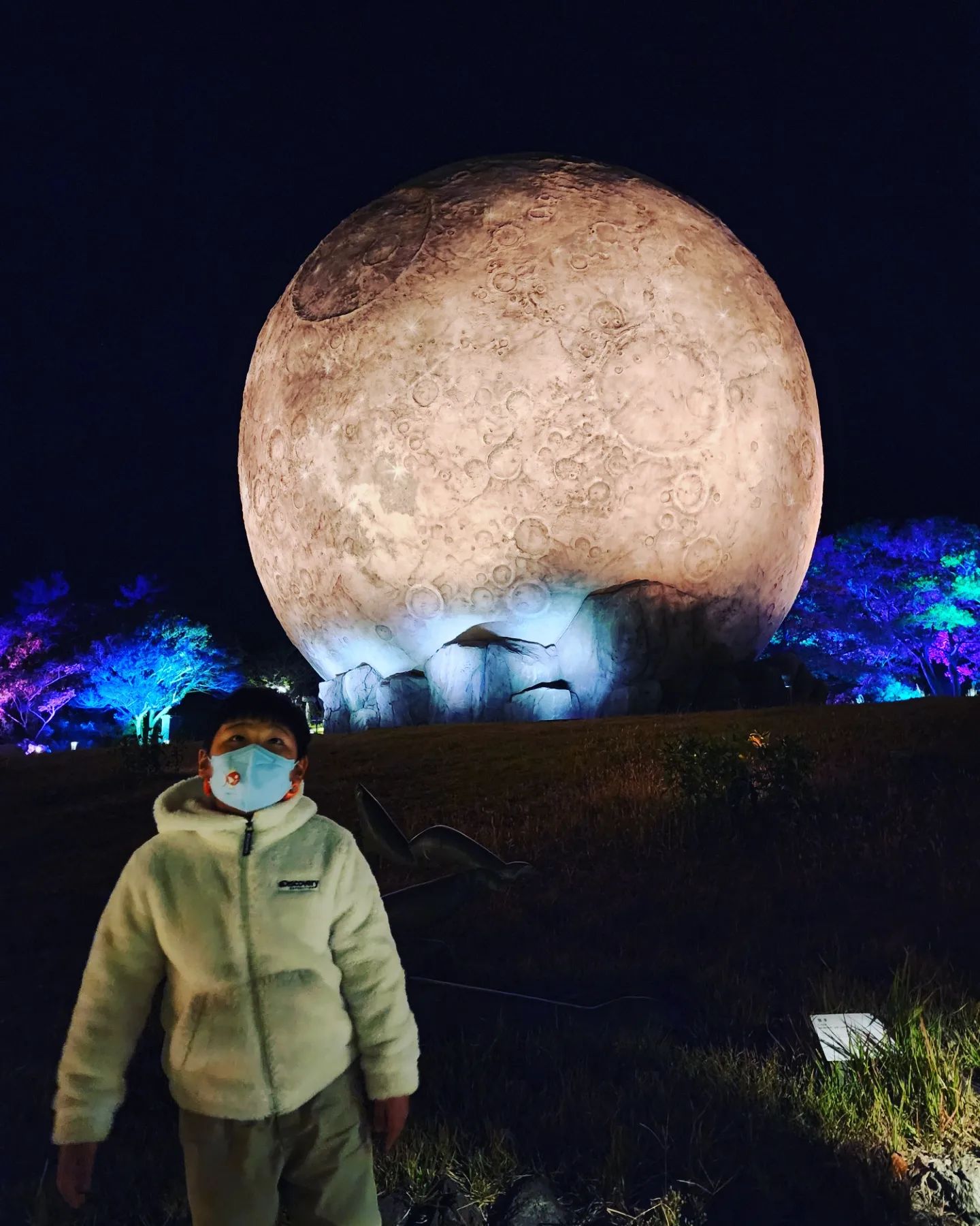 #야간산책#루나폴
밤에 뭐할까하다 갔는데 진짜 완전 만족!
갑자기 넘추워서 갈곳을 잃었는데 7시 개장이라ㅠㅠ
준우 투정을 버티고버텨 7시입장~~
.
집가자고 하더니 엄청 좋아함!ㅋㅋㅋ
결국 한시간반은 걸은듯~
실외지만 구경하다보면 나무들이 바람도 막아주고해서 구경잘하고옴! 넘 예쁘당
.
.
#제주여행#제주도가족여행#제주도밤에가볼만한곳 #제주도아이와가볼만한곳 #7세아이#루나폴제주#제주루나폴미디어파크#제주도여행#제주#제주도#JEJU