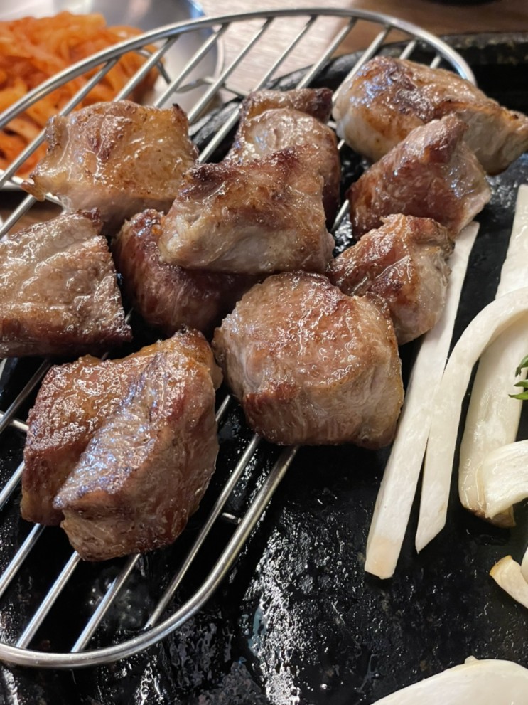 수원영통구맛집 팔청식당 본점에서 선명한 마블링과 부드러운 육질을 맛볼 수 있는 이베리코 흑돼지를 맛볼 수 있다.