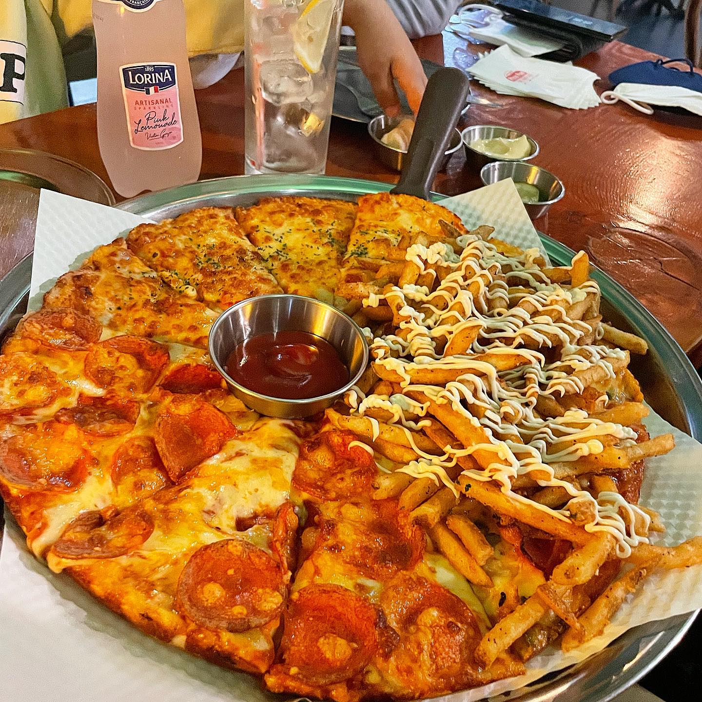 밤9시 넘어서 먹는 피자맛이란,
꾸르맛!ㅋㅋ
배달시켜먹는 맛이랑 차원이 다름ㅋㅋ
찐 맛집이당👍
.
.
#피자팜비어#피자팜비어범어점#대구맛집#대구피자#피자스타그램 #피자#초딩입맛#좋아요#대구