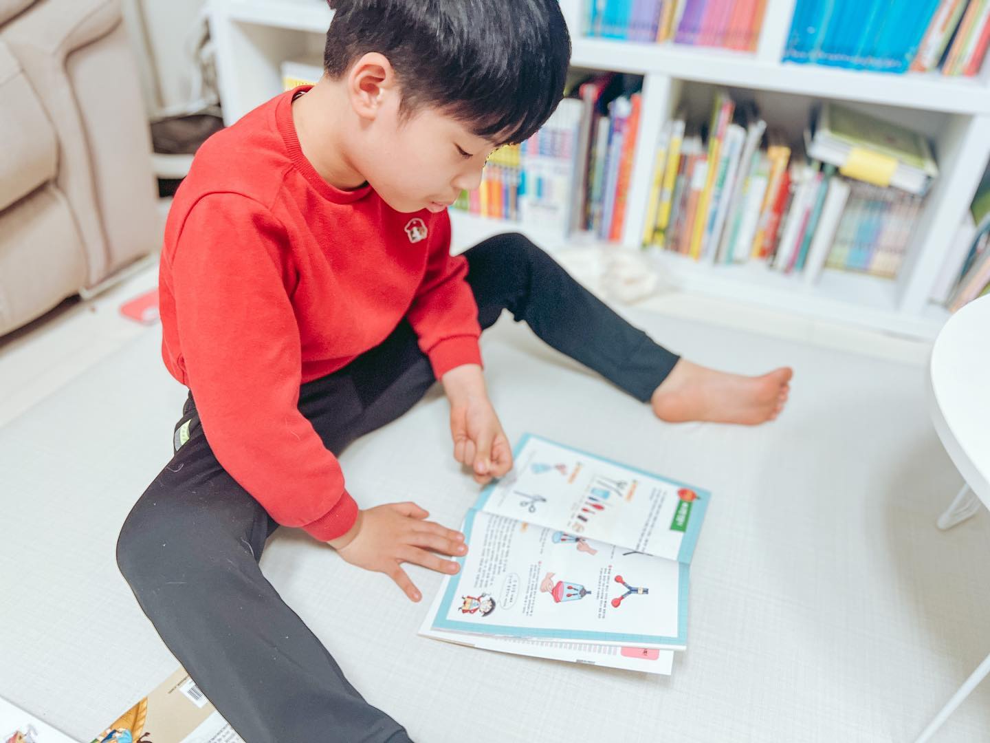 #제품제공

으노와 함께 과학뒤집기 책 읽고 엄마표 과학놀이하기!
으노도 저도 너무 즐거운 시간이었어요:)

과학실험이 어려운 재료를 이용하는게 아닌 
쉽고 간편한 재료를 이용하다보니 
집에서도 언제든 가능해서 좋았답니다!

요즘 으노가 푹 빠진 거울분야:)

굴절의 원리를 익히 이해하고있던 저도 너무 신기했어요!

아이들 과학 전집 찾으신다면 
꼬마 과학 뒤집기부터 과학뒤집기 기본까지 살펴보세요!

Thanks to sungwoo_junior 
#과학뒤집기 #과학집기기본편 #초등책 #초등전집 #과학전집