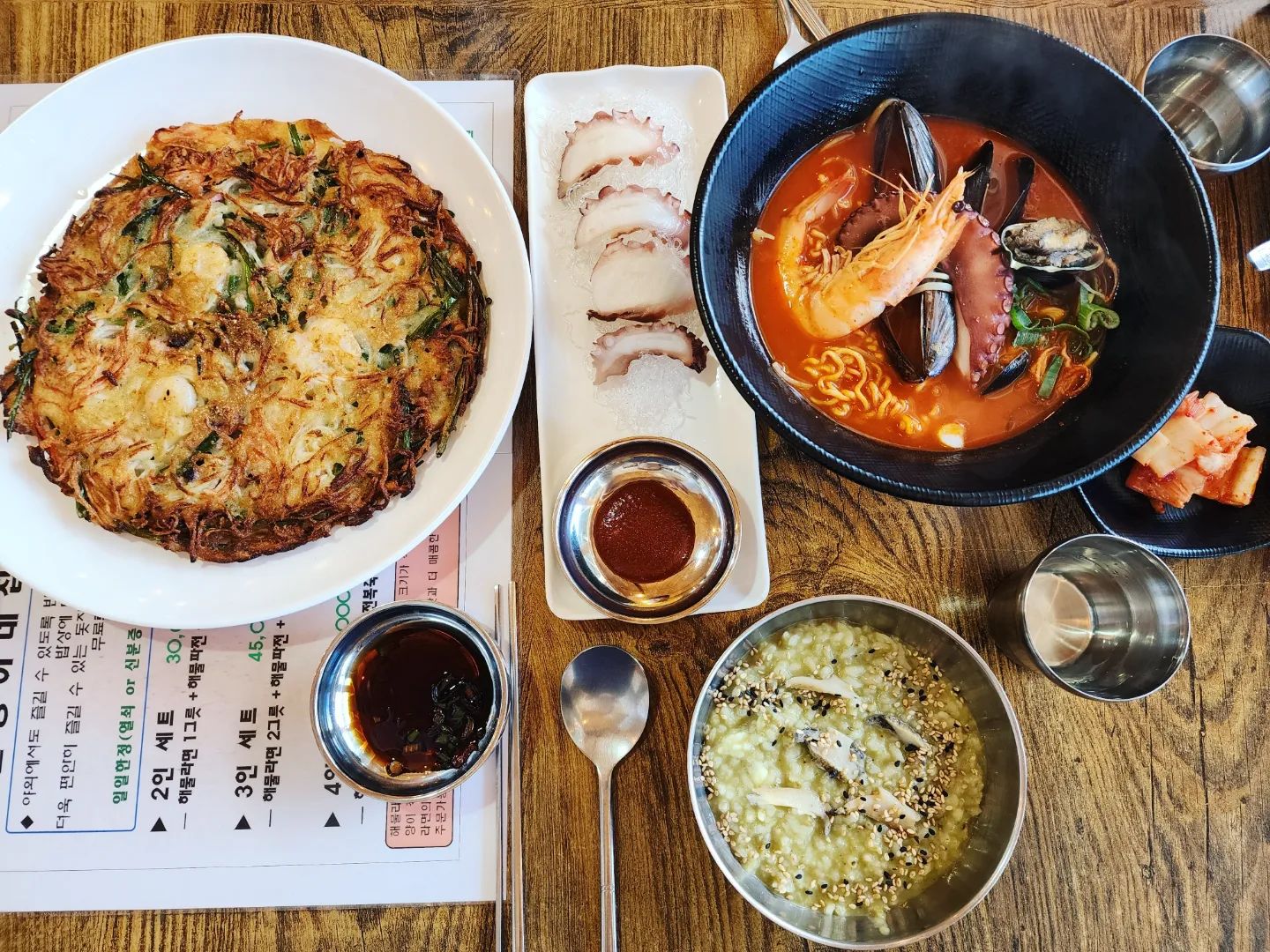 아침은 안먹으려다가 숙소근처 #돌갱이네집
준우는 짜장라면먹는다고 전날부터 노래불러서...
숙소서먹고 아침먹으러 고고~
세트로주문하면 메뉴 다먹어볼수이씀!ㅎㅎ
해물적당히들어가 비린거없는 깔끔한라면
맛있는 전복죽에 문어에 파전까지~
.
딴건 다싫다더니 파전 열심히 먹는 준우ㅋㅋ
한림공원 가기전 든든하게 식사하기~
.
#제주여행#협재해수욕장식당#협재식당#협재해물라면#가족여행#제주도협재해수욕장#해물라면#해물파전#전복죽#협재해수욕장아침식사