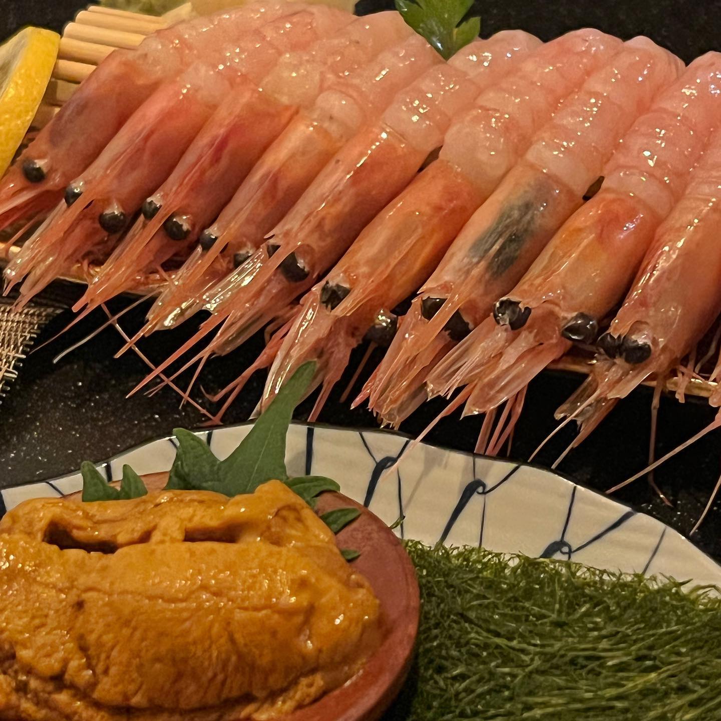 감태 & 우니 & 단새우 조합 ❤️ 
부드럽고 달달하고 ,, 머리도 튀겨주셔서 새우깡 냠
소주랑 술술 ! 2차로 가서 가볍게 !
다음엔 전복내장파스타랑 사시미 먹어야지 🤜🏻

아쉬운건 여기도 처음처럼 없음 🥲 하지만 참이슬이라도 있으니 햎피

✨이자카야 다온 ✨
 자연산  단새우 : 27,000
  우니추가 : 15,000

#영등포이자카야 #영등포맛집 #영등포역맛집 #영등포술집 #영등포데이트 #먹스타그램 #영등포 #단새우 #우니 #먹스타맞팔 #이자카야다온