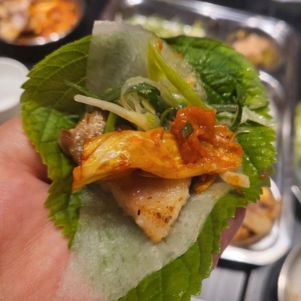 캠핑감성 고깃집 바베큐파티 분위기로 고기 구워 먹어요. 캠핑온듯 즐겁고 삼겹살도 맛있더라고요. 

#호계주택 #울산호계동고기집 # 울산호계주택 #솥뚜껑삼겹살 #울산캠핑고기집