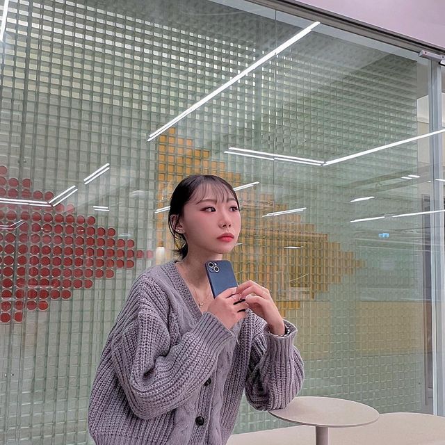 유 림, 奇唯琳 on Instagram: "#협찬 #광고 아이폰의 카툭튀에도 안심할 수 있도록 360도 풀커버로 되어있음🫢👍 색도 너무 튀지 않은 파스텔톤의 컬러인데도 비비드한 느낌 가득해서 딱 내 스