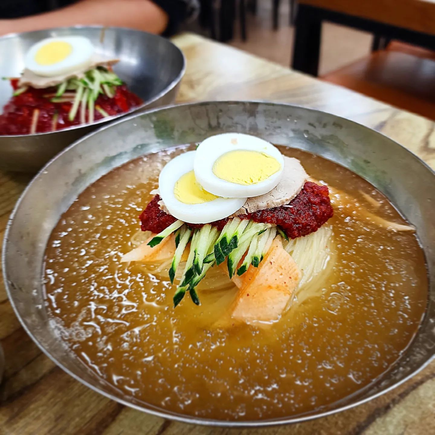 맛따라 어디든 가는 맛따라 GO!!

#부산 #해운대 #해운대초량밀면

부산을 대표하는 밀면,
옛날 6.25 전쟁 시절 이후로 
부산의 소울푸드가 된 밀면을
본토에서 맛 보았습니다. 🧡

✔️ 비빔밀면 💰 7.0

매콤한 비빔장이 듬뿍 올려진 비빔밀면을 
면과 함께 슥슥 비비면
냉면과는 또다른 매력의 시원함이 목젖을 후려칩니다. 😤

✔️ 물밀면 💰 7.0

돼지 누린내를 잡기 위해 약재를 넣고 
오랜시간 푹 끓였다는 육수를
살얼음이 일정도로 차갑게 식혀 내어진 물밀면.
달큼하면서도 은은하게 풍기는 약재의 향이
밀면을 더욱 맛나게 만들어 주네요.

비빔이냐, 물이냐?
맛따라는 물밀면에 한표! ☝️
인친님들의 선택이 궁금하네요~

🏢 해운대 초량밀면
📍 부산시 해운대구 구남로 20

#맛따라_부산 #맛따라 #부산맛집 #부산여행 #해운대밀면 #초량밀면 #부산밀면 #밀면 #부산밀면맛집 #밀면맛집 #해운대맛집 #부산데이트코스 #먹스타그램 #맛스타그램 #foodstagram #eatstagram #먹팔 #선팔하면맞팔 #맞팔해요