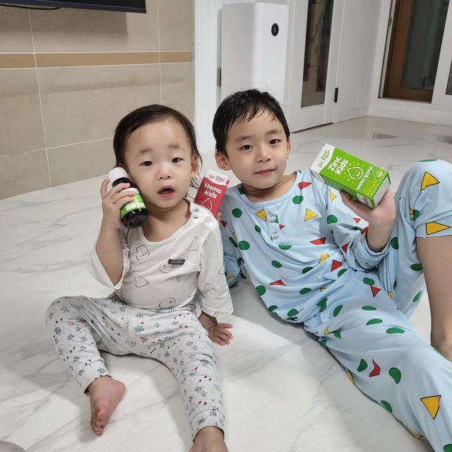 남매맘 일상 ꈍ◡ꈍ on Instagram: "#협찬 ⠀ 유산균외에는 챙겨먹이는게 없는 로아에게 면역패키지세트 선물이왔어요🤍 ⠀ 성장기땐 아연요구량도 많다던데 너무 무심했던 엄마ㅜㅜ ⠀ 아연