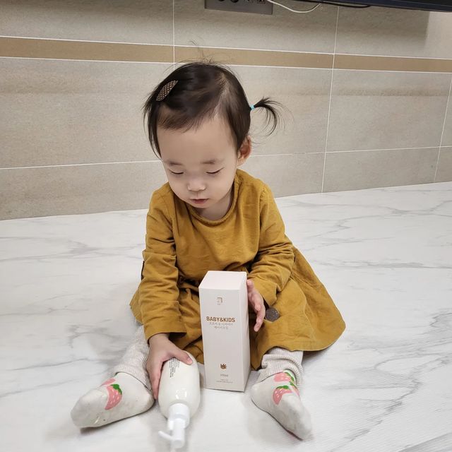 남매맘 일상 ꈍ◡ꈍ on Instagram: "#협찬 ⠀ 똑똑 ෆ 올 겨울 우리로아 피부를 지켜줄 <호호바&시어버터 베이비오일> 이에요 ⠀ 로아 얼굴에 동전습진이 오돌토돌 다시올라오고있는 건조한 겨
