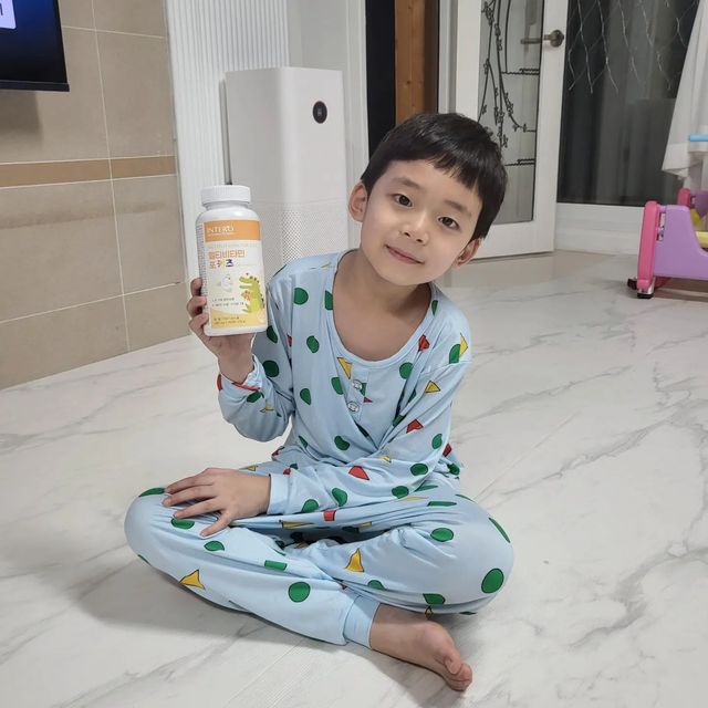 남매맘 일상 ꈍ◡ꈍ on Instagram: "#협찬 ⠀ 우리 8살초딩횽아 도원이에게는 몸에좋다는건 정말 잘 챙겨먹였답니다! 그런 아들에게 주는 새로운 선물 🎁 < 인테로 멀티비타민 포 키즈 츄어블