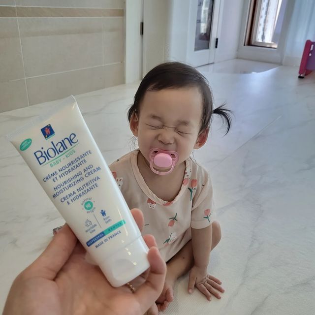 남매맘 일상 ꈍ◡ꈍ on Instagram: "#체험단 ⠀ 잊을만하면 찾아오는 로아의 팬더눈 그래서 항상 건조함이 느껴지는 우래긩 이런 로아에게 크림 선물이왔어요 🎁 <비올란 오리지널 너리싱 앤