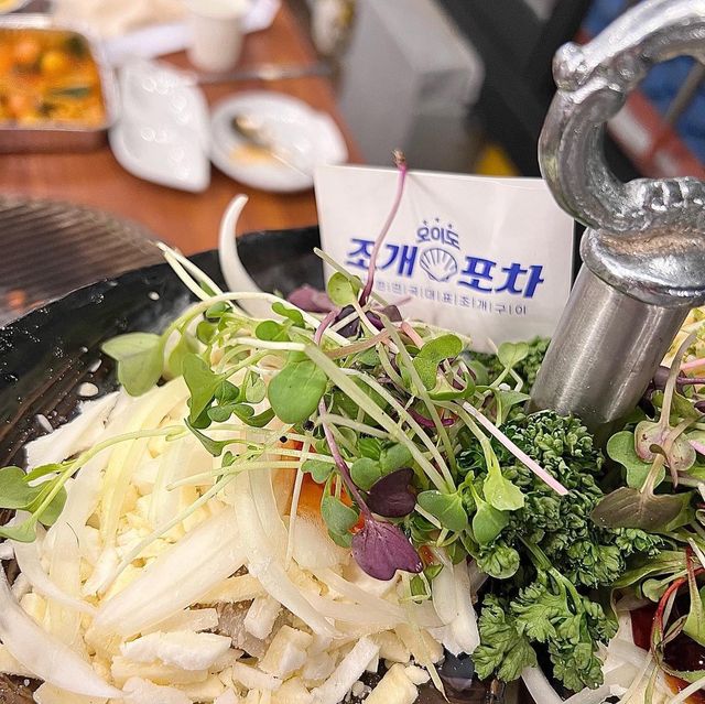 ෆ현기커플ෆ : 깊고묘한이치 on Instagram: "#협찬 #조개포차#조개포차루프탑 📌영업시간 금요일,토요일 10:00-새벽03:00 (금,토,일 연장영업시에 문의가능) 월,화,수,목,일요일 10:00-새벽01:00 📌3