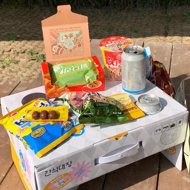술과함께....⭐️ on Instagram: "#광고 피크닉엔 안주한상🍱 손잡이가 있어 들고다니기 편하고 상다리가 있어 어디서든 노상 가능!! 자전거 바구니에도 딱 맞고, 홈파티나 캠핑에