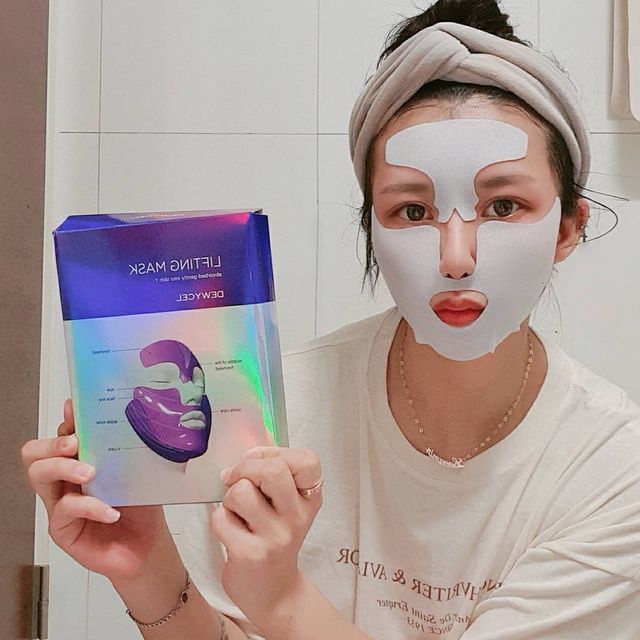 맞팔요정.아민 on Instagram: "리프팅팩 대부분이 귀에거는데 귀 뒷쪽이 넘아파서 안하게되는데 듀이셀 리프팅팩은 귀에 안걸어도 얼굴전체를 쫙잡아줘서 존좋템 진짜 밀착력 넘죠아요옹~~~~턱