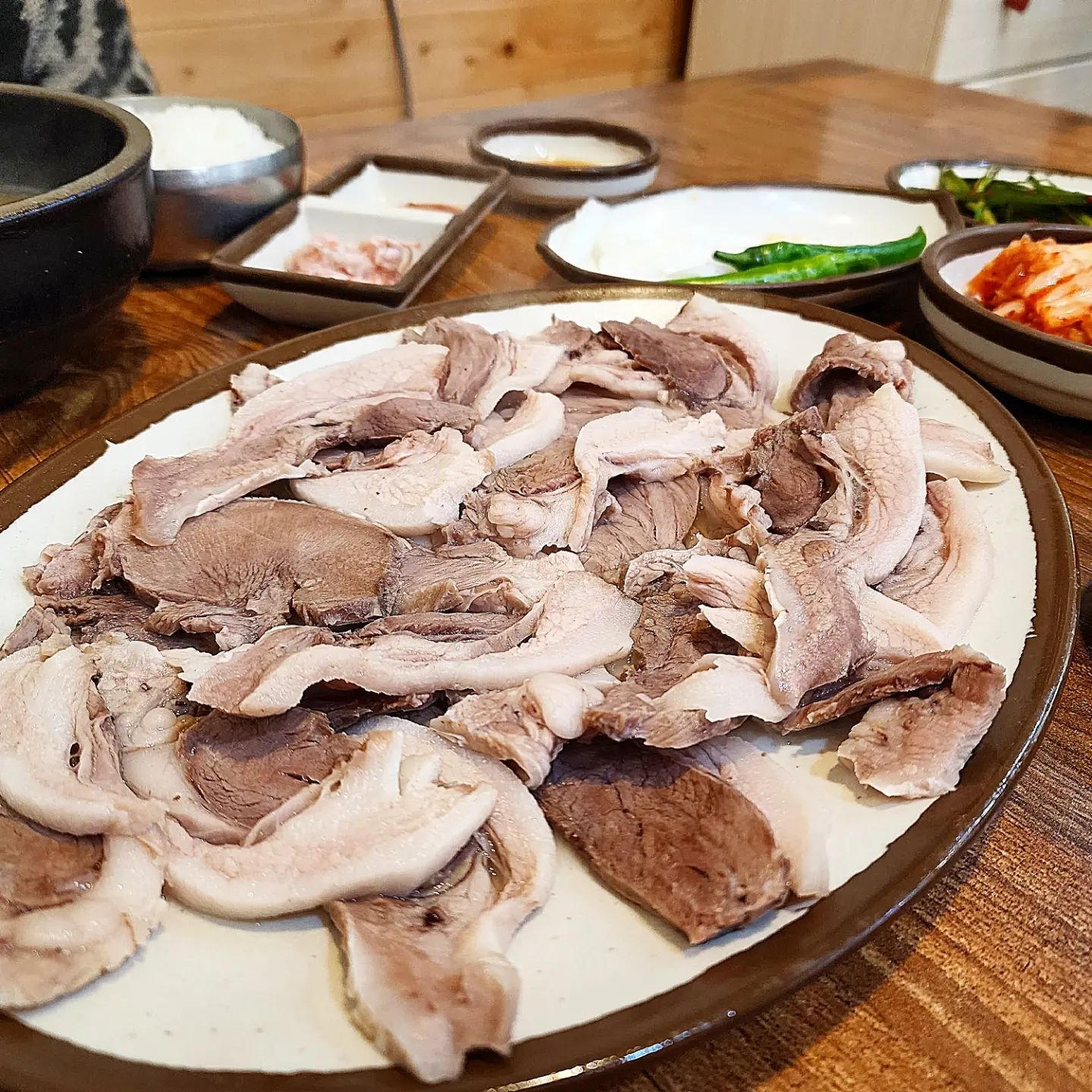 맛따라 어디든 가는 맛따라 GO!!

#부산 #밀양집

부산하면 떠오르는 많은 음식이 있지만,
역시 부산을 대표하는 메뉴는 
돼지국밥이 아닐까해요.🐖

부산에 가면 반드시 먹어야하는 음식 
1순위로 생각이 드는데,
돼지국밥 맛집이 워낙 많기도 하지만,
어느집을 가로 맛있지 않을까 싶네요.

그래서 맛있는 돼지국밥 먹으러
국제시장, 깡통시장 등으로 유명한 
부평시장의 
'밀양집'을 방문했어요.

✔️수육백반 💰11.0

원래는 돼지국밥으로 먹을까 했는데
옆에 계신분이 주문한 메뉴가 
맛있겠다는 생각이 들어
수육백반으로 메뉴 급변경!

부드럽게 삶아진 돼지 수육과
뽀얀 국물이 일품인 국밥이 함께 등장합니다.🐽
돼지잡내 잘잡아서 누린내 거의 없고
수육이 부드러워 맛있었지만
국밥 속에 고기 한 점 들어있지 않아서 약간은 당황,
수육(2인)양이 기대보다 조금 적어 
아쉬운 마음이 들었어요😭

물론 국밥에 수육 고기 넣어 먹으면 
그게 돼지국밥이겠지만,
혹여나 다시 가게되면 우리 그냥 
돼지국밥을 주문하는걸로 해요.

🏢 밀양집
📍 부산 중구 중구로47번길 35

#맛따라_부산 #맛따라 #부산맛집 #부산여행 #부산데이트코스 #국제시장 #깡통시장 #부평시장 #돼지국밥 #수육 #수육국밥 #부산돼지국밥 #돼지국밥맛집 #부산돼지국밥 #먹스타그램 #맛스타그램 #foodstagram #eatstagram #먹팔 #선팔하면맞팔 #맞팔해요