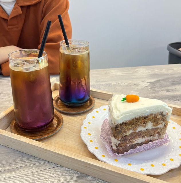 사이좋은 백구네 on Instagram: "우리가 좋아하는 #고양시 💓 강아지도 없으면서 애견동반 카페에 다녀왔어용🐶 펫샵이랑 같이 하는 카페인데 아무래도 케익 맛집인 것 같아요,,, 당근 케익 너