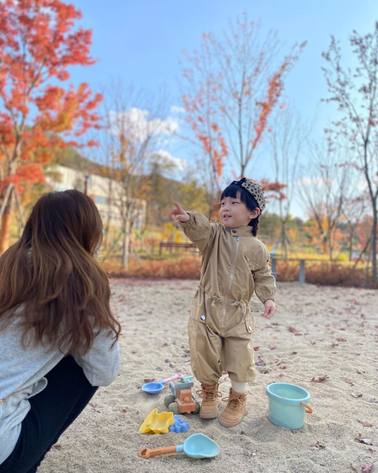 👶🏻

#라온이의하루

종종 냥 ~ 이모 찾는 라온이
오랜만에 냥 이모 만나서
안보이면 이모 ? 하고 찾고
엄청 좋아서 달려가던 .... ☺️

오늘 하루 알차게 놀고
집 도착하자마자 졸리고 피곤하니
짜증 게이지 수직상승함 😓

목욕하고 잠깐 기절했는데
다시 깨버림 ..
육퇴라고 즐거워했는데 
낮에 못잔 낮잠이었니 😑

그래도 즐겁게 보낸 오늘 하루
엄마만 피곤하지 머 ..... 😂

#아들과의하루
#매일매일체력상승중
#엄마만체력고갈