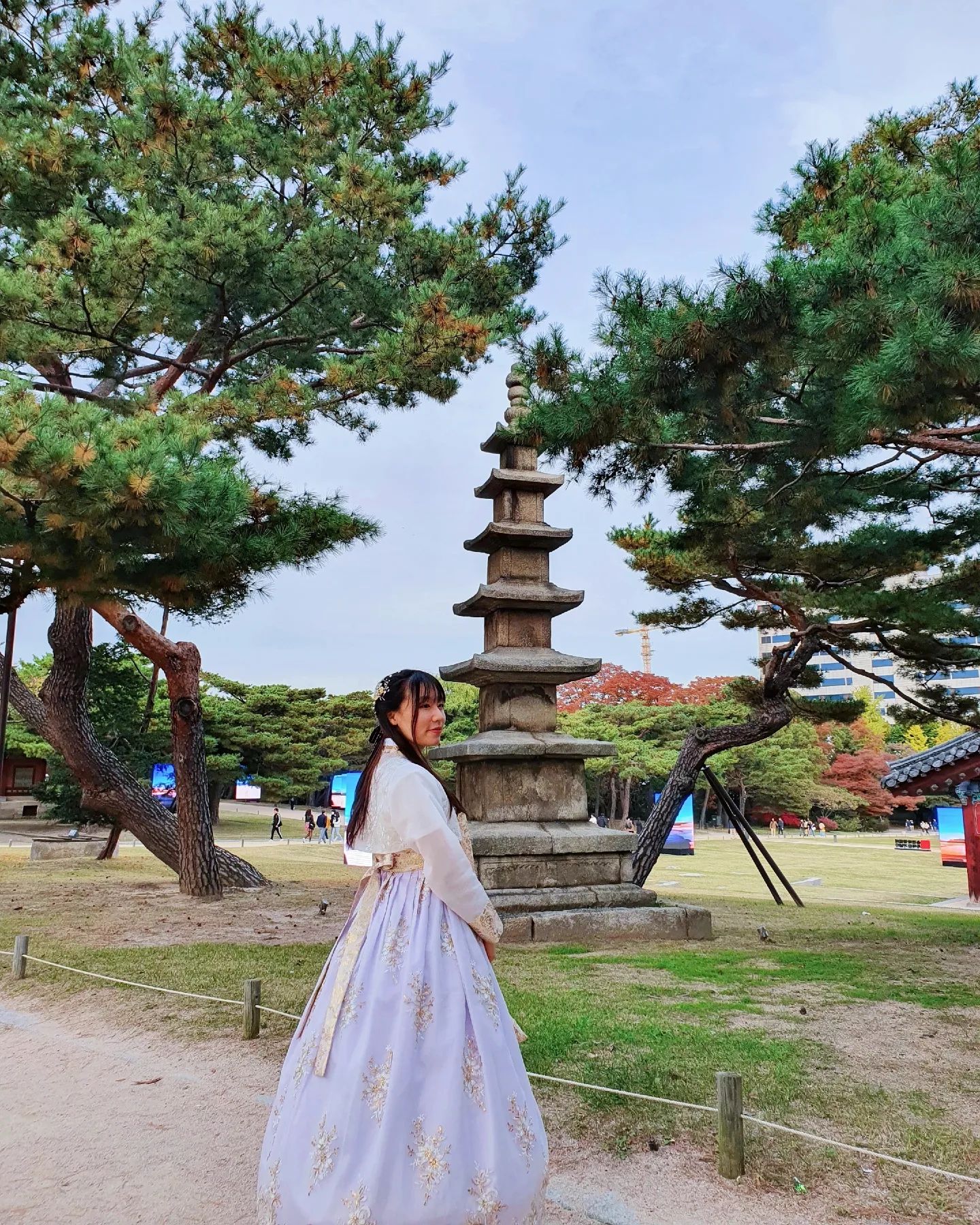 한복 입고 창경궁🇰🇷
한복이 너무 예뻐서 어디서 찍어도 너무 예뻤다💗.한복 최고😭
(한 할머니도 사진 찍어가시고, 외국인 무리도 사진 찍어도 되냐고 물어봤다🤣)
감히 우리 나라 한복이 전통 의복 중에 제일 예쁘다고 말할 수 있을 것 같다🇰🇷👍🏻

Changgeonggung wearing hanbok🇰🇷
Was really pretty💗 Hanbok made everything as photo spots😭
(Even some people asked to take picture of us🤣)
I think hanbok is best traditional clothes🇰🇷👍🏻

#창경궁 #한복 #hanbok #경복궁 #창덕궁