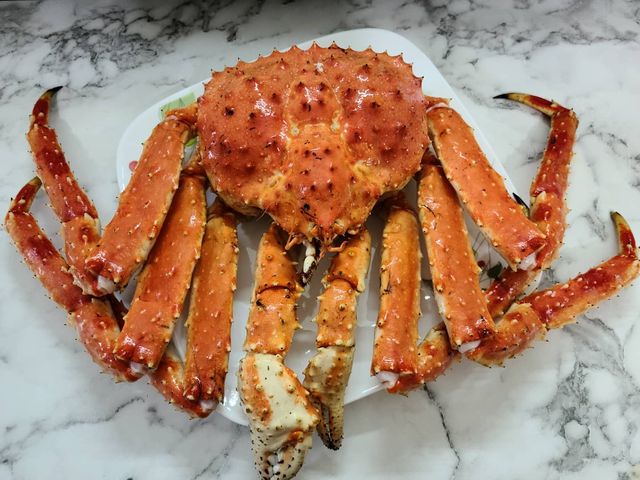 Eun A Jeong 🇰🇷 on Instagram: "남편이 주문한 킹크랩 한 마리 대게랑은 또 다른 맛이네😋👍 . 킹크랩아~🦀💦 널 온전히 담을 접시가 우리집엔 없구나ㅠ . . #남편최고 🧡"