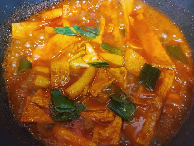 Eun A Jeong 🇰🇷 on Instagram: "유퀴즈 보다가 급 떡볶이😋 . . . #야식 #곰곰떡볶이"