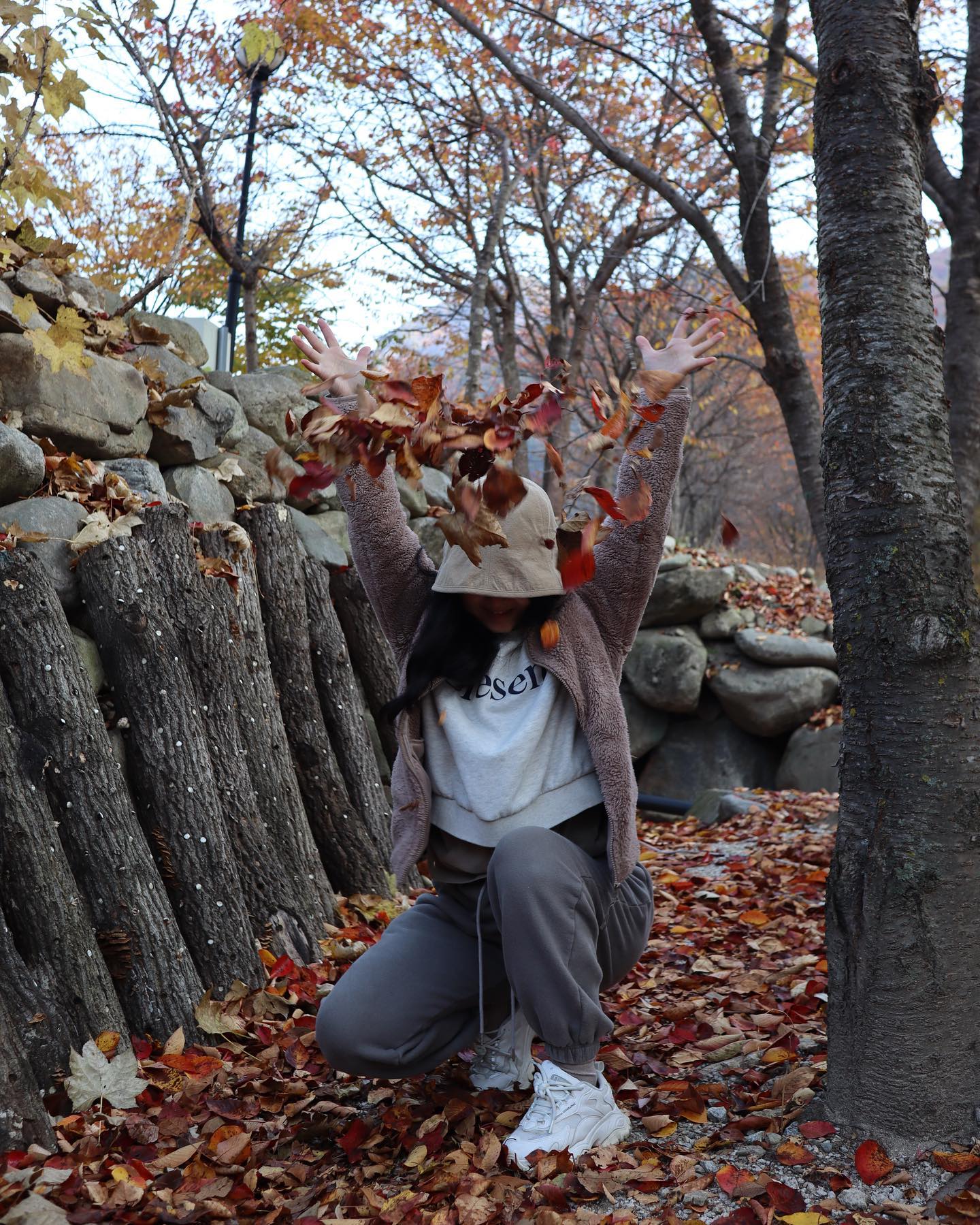 수북이 쌓인 낙엽 던지며 가을 즐기기🍂