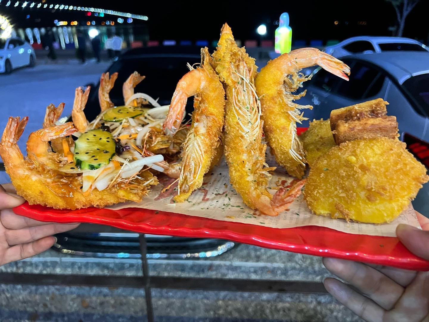 왕새우먹으며 주말 마무리!!

살빼야하는뎅~~
그 와중에 새우도 돼지같이 뚱뚱하다 ㅋ
새우구이 맛나고,
새우튀김과 새우탕수육은 예술이네요.
새우라면을 거하게 마무리하고~~
사천서포앞바다 야경도 멋스럽네요.

내일부터 새로운곳에서 잘 적응하고, 잘 맞춰갈 준비 완료👍👍👍

#사천왕새우 #돼지새우 #사천서포대교 #사천무지개해안도로 #사천맛집 #새우구이 #새우탕수육 #새우라면 #새우튀김 #새로운자리 #서경타니CC