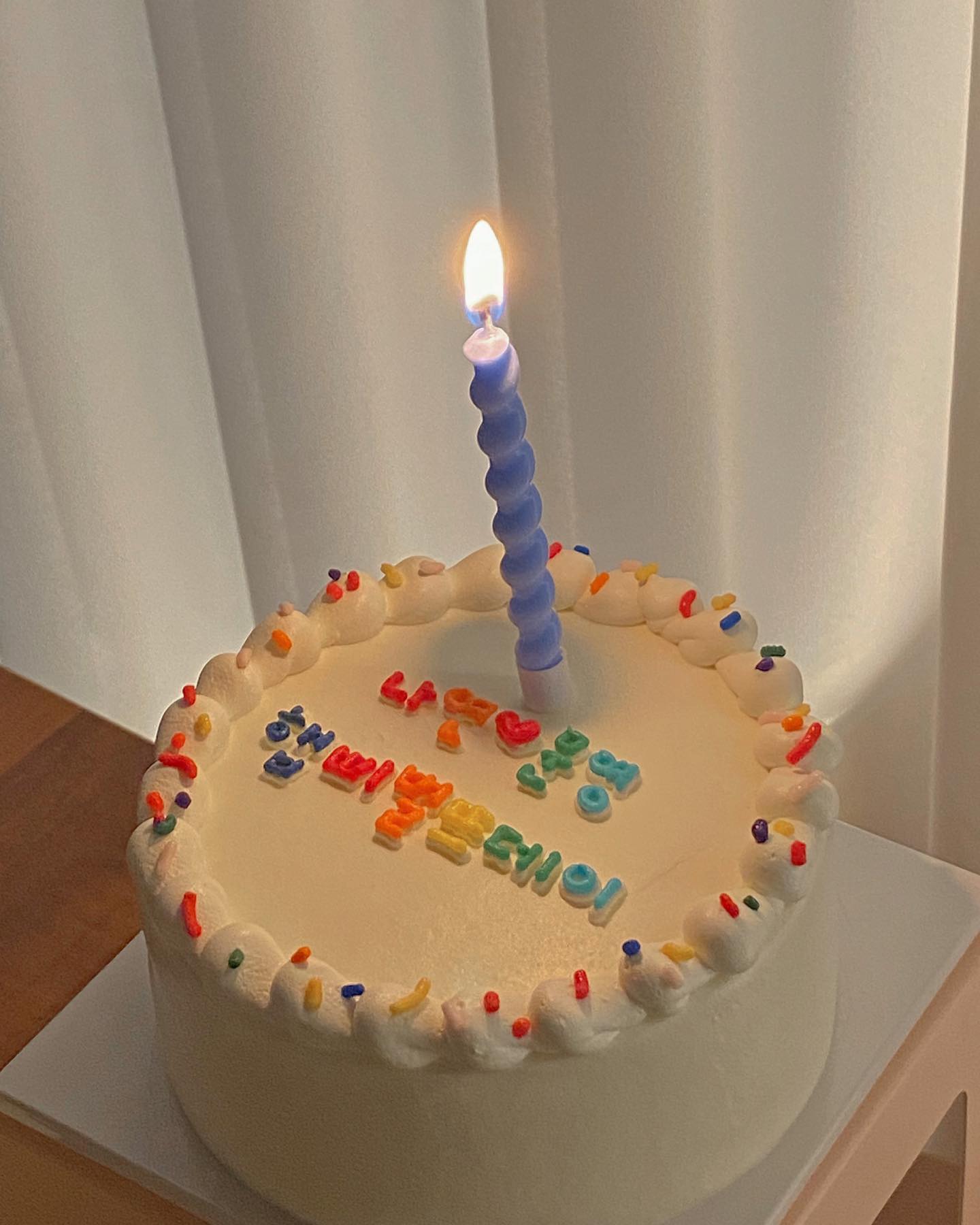 ⠀ 
뽐이 깜짝 준비해준 케이크..갬동..🥺
데리구가준 가게도 너무 예쁘고 맛있고 다 해버려따..연말 딱 기다려...!❤️
⠀ 
#춘천 #춘천술집 #조이더테이블 #생일케이크 #예쁜술집 #1029