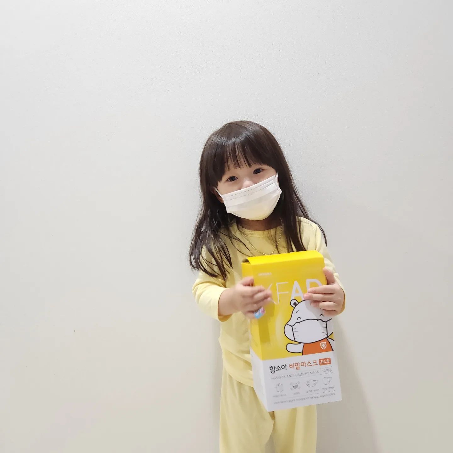 #협찬

함소아비말마스크

어린이 전문 함소아의 상쾌하고 뽀송한
비말마스크! 비말감염도 효과적으로
막아주고 필터의 두께감도 크지 않아
좀 더 숨쉬기 편안하고 쾌적하게 사용가능'◡'

뱃속에서부터 시작된 코로나가
아직까지 이어지다니..ㅠㅠㅠㅠ

마스크 이어밴드도 쭉쭉 잘 늘어나고,
30개월 아가,12개월 아가에게도
얼굴에 딱맞는 사이즈!! 나이쓔💗💗
연년생이니 이렇게 다 같이 쓴당-

함소아 비말마스크 너무 좋아하는 하유니!

#함소아마스크#함소아비말마스크#함소아소형마스크
#KFAD마스크#유아비말마스크#어린이비말마스크
#어린이마스크#유아마스크#키즈마스크#초소형마스크