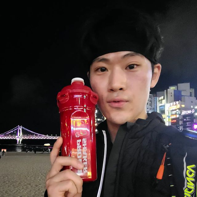 무현 on Instagram: "오늘 광안리 야간러닝때 협찬받아 사용해본 #락앤락프로쉐이커 🌟리얼후기🌟 일단 락앤락에서 이런 쉐이크 물통을 잘만드는줄 몰랐다 보기에는 네개 똑딱이 락말고는 잠