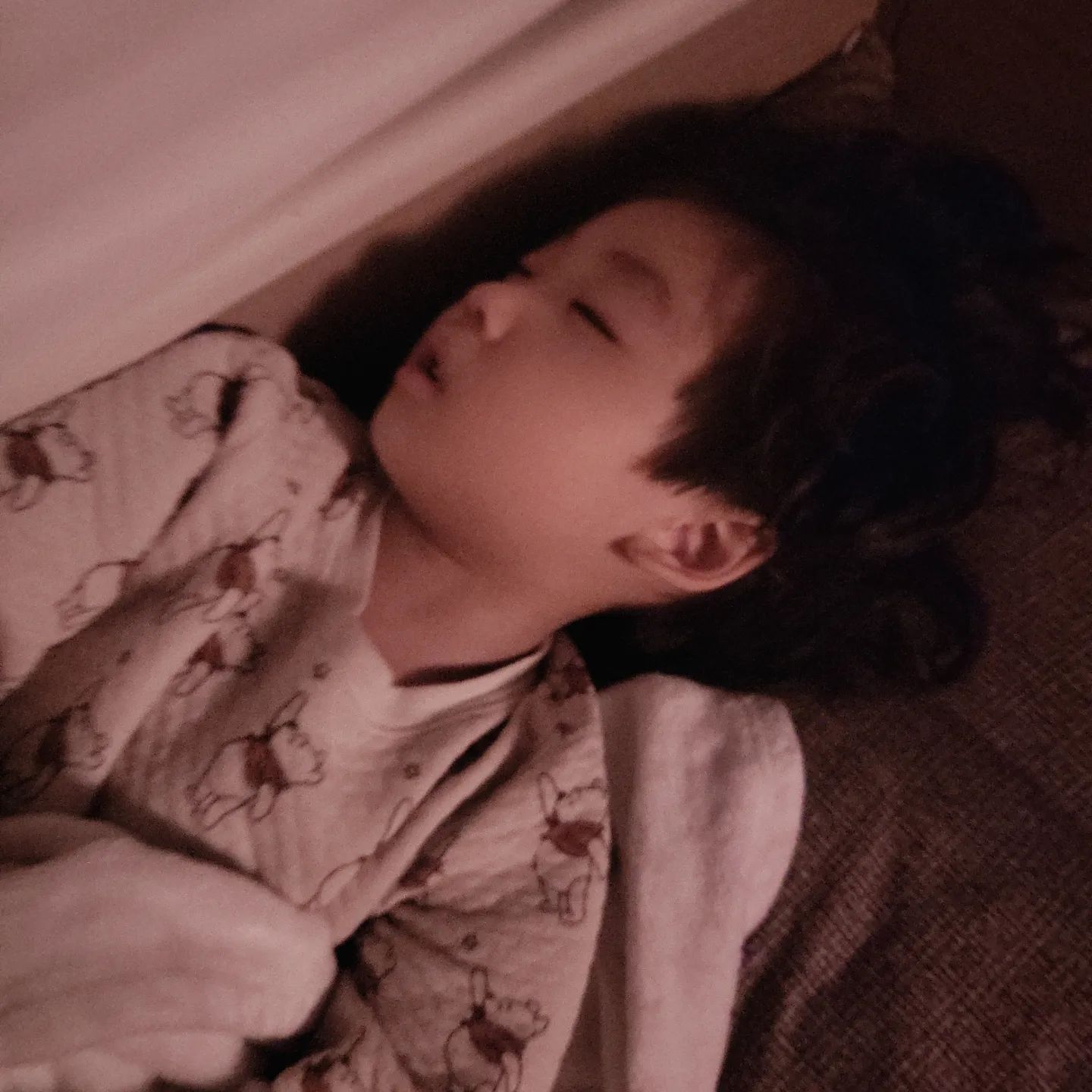 #오늘은꼭기록해두고싶은날
#잊지못해오늘밤
.
.
우주는 태어났을때부터 지금까지
항상 내옆에서 자는 우주 🙂
.
오늘 유난히 안자고 뒤척여서
자는척 하고 있었는데
상의가 살짝 올라가서 배가 보였나보다
갑자기 내 옷을 내려주고 이불을 덮어주더니 토닥토닥 하고 옆에 눕더니 곤히 잠이 들었다.
.
지금까지 아이들 키우면서
아이한테 처음 느껴보는 감정에 울컥 눈물나서
몰래 울었는데ㅠㅠ 무슨 감정인지...
.
아직까지는 본인위주로만 생각할 나이라
자신 이외에 타인을 배려할거라 생각을 못했는데
생각지도 못한 행동에 많은 감정이 드는밤이 될거같다 🥺
.
지금처럼 잘 커준것도 너무 감사한데
앞으로도 지금의 우주처럼 잘 클수 있게 
엄마가 더 노력할게🙏
.
너가 내 아이로 와줘서 너무너무 고마워♡