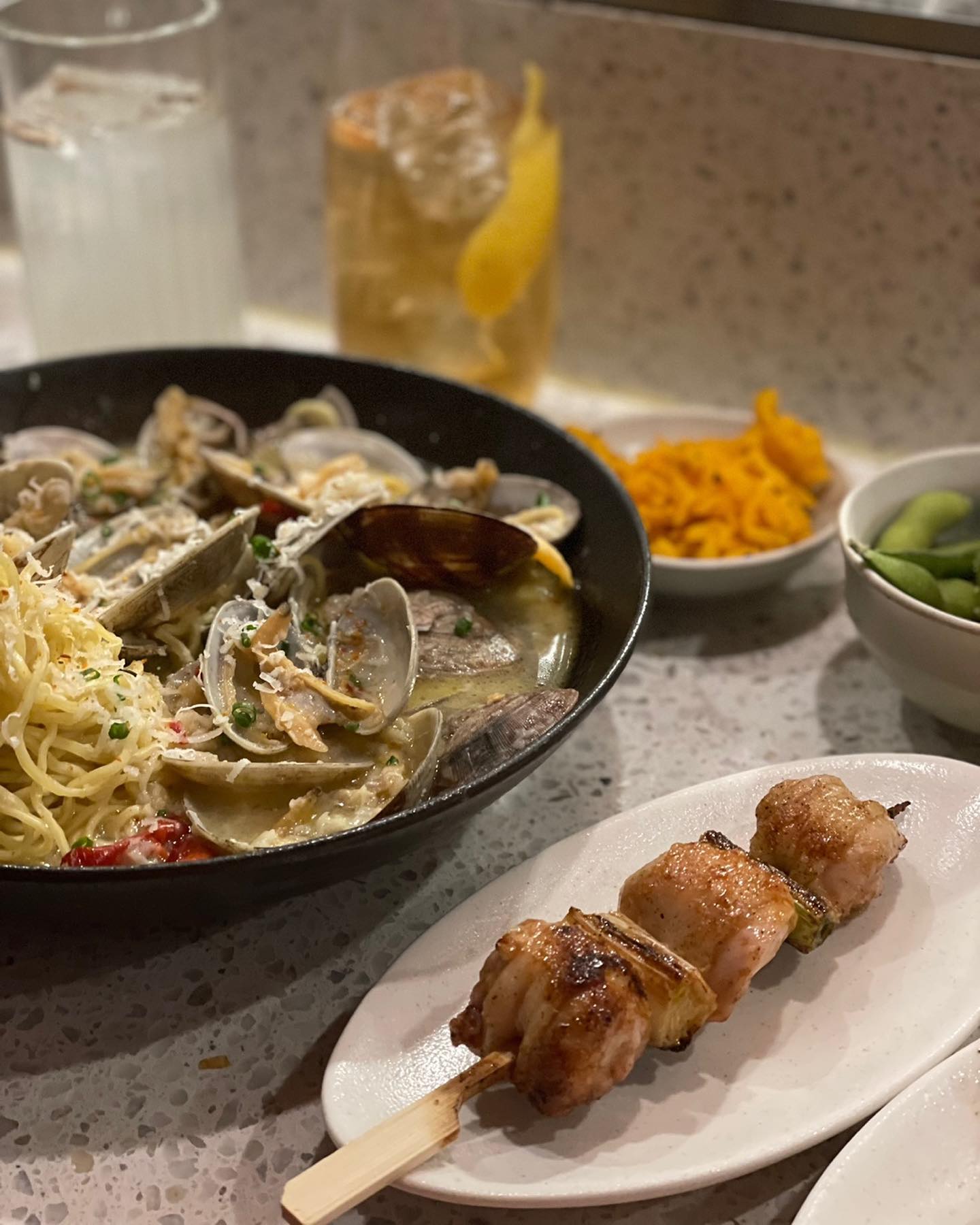 오늘 소개해드릴 곳은 #신사역 에 위치한 감성 이자카야 #LU307 입니다

▪signature menu
✔꼬치구이 7종 (24,500)
✔창코나베 (35,000)
✔바지락술찜(24,000)
✔옥수수덴뿌라 (9,000)

이자카야하면 떠오르는 식상한 이자카야가 아닌 색다른 이자카야를 찾다가 발견하게 된 곳, 신사 #LU307

직장인들이 퇴근한지 한 시간도 채 되지 않은 시간에 사람이 가득하다면 그 곳은 진짜 맛집이 아닐까 

첫번째로 나온 꼬치를 먹고 다음 메뉴에 대한 기대감이 부풀었고 높아진 기대감을 저버리지 않고 점점 더 만족감을 주었던 이 곳, 편안하게 대화하며 맛있는 음식을 먹을 수 있는 곳을 찾는다면 정말 강추한다 

우연히 바테이블석에 앉아 주문한 꼬치가 구워지는 과정을 다 볼 수 있었는데 이 정도로 하나하나 세심하게 구워주는 꼬치라면 꼬치 한 개에 오천원을 주어도 아깝지않을 것 같았다 

주문했던 #바지락술찜 은 안주가 아니라 요리라고 말하고 싶을 정도였고, 꼬들꼬들하게 익혀진 면과 어우러지는 국물은 예술이었다

작성일 기준 네이버평점 4.83점의 맛집, 자신있게 추천합니다 #신사역맛집 을 찾고계신다면 꼭 한 번 가보시길 바래요 🎀

#먹스타그램 #맛스타 #맛스타그램 #먹팔 #foodstagram #Lu307 #Lu307이자카야#가로수길이자카야 #가로수길이자카야맛집 #가로수길이자카야추천 #가로수길Lu307 #꼬치구이 #차돌숙주볶음 #꼬치구이오마카세#신사맛집#신사분위기좋은술집#신사추천술집 #가로수길맛집
