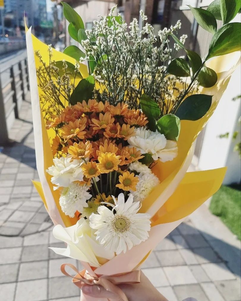 [위치스홈 꽃다발💐 원데이클래스]

which_s_home_

저는 집 꾸미는것을 참 좋아하는데
특히, 꽃과 화분 아기자기한 소품들을 좋아해용~ 
바쁜 와중에도 힐링 하고 싶을때 종종 
꽃 원데이클래스에 다녀온답니당~^^

오랜만에 예쁜 꽃다발 만들었어용~♡ 

도착하니 쌤께서 커피도 주신^^
저는 침착하고 꼼꼼한 성격인데
30분만에 완성해서 놀라신🤣🤣

주황 컬러의 꽃과 향이 많이 나면서
줄기가 있는 꽃을 함께 조합하고 싶다고 말씀 드리고, 
디자인을 한 후 완성♡ 

조금 아쉽지만 뿌듯😍
꽃을 보니 넘 기부니가 좋아요~🥰

[원데이 클래스] 

꽃다발💐 
꽃바구니 🌸🌺
플라워박스 🌹🌷
꽃풍선 🎈 

[정규클래스 2주/4주 과정]
꽃다발💐 
꽃바구니🌸🌺

문의: 010 4450 9367
위치:  사가정역 부근
.
.
.
.
.
.
.
.
#위치스홈#서울꽃집#사가정꽃집#사가정꽃다발#면목동꽃집#중랑구꽃집#사가정꽂다발#면목동꽃다발#중랑구꽃다발#서울꽃다발원데이클래스#사가정꽃원데이클래스#면목동꽃원데이클래스#중랑구꽃원데이클래스#꽃다발원데이클래스#중랑구꽃집