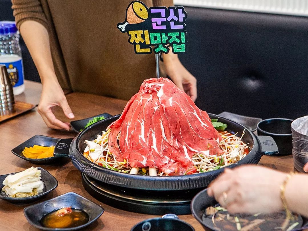 점심은 간단하면서도
부담스럽지 않은
풀코스 참치 요리에
사케로 살짝 적셔보고
싶었지만 생물이라고는
멍게밖에 못 먹는
와이프의 외계인 같은 식성때문에
지난달 아줌마들 모임에서
다녀왔던 소고기 물갈비가
괜찮았다며 소코뚜레 끼워지듯
끌려갔다가 나올 땐 워낭소리를
듣게 된 미장동 백년물갈비 이야기

물갈비라는 처음 들어보는
생소한 메뉴에 뭔가 묽고
싱거울 것이라 생각했지만
어디까지나 개인적인
기우였을뿐

달달하면서도 맛있게 매운
얼큰소스와 시원한 콩나물
그리고 즉석에서 얇게 썰어낸
소고기의 콜라보는
담백한 샤브와 매운갈비의
적당한 중간맛 정도??

무엇보다 전골판
가장 깊숙한 곳에
숨겨져 있던 마지막
통 소갈비는 부드럽게
씹혀 넘어가는 식감이 일품

3명이서 2인분 주문해도
부족하지 않을 듯 싶고
약간 부족하다 싶으면
공기 비빔밥 강추

개인적으로 소바를
즐겨하지 않는 내 입맛엔
강한 쯔유향의 묵밥이
아쉬웠지만 백김치 만큼은
2번 리필해 먹을 정도로
식사의 깔끔한 마무리의
잇템

#미장동 #백년불고기

군산 미장안7길 8
063.461.3355

#군산맛집 #미장동맛집 #물갈비 #산더미물갈비 #군산백년물갈비 #군산맛집추천 #수송동맛집 #부부스타그램 #군산맛집투어