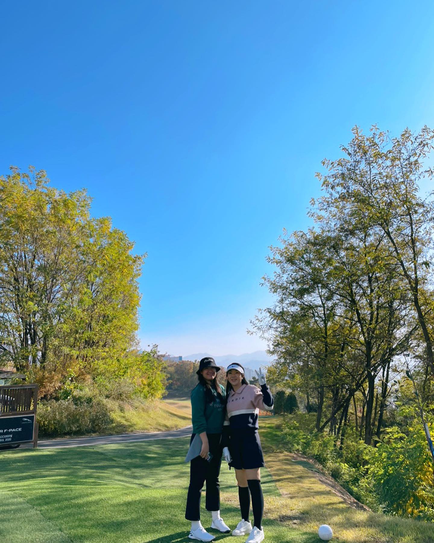날씨도 좋구 남편이랑 친구랑 함께라 더 행복했던 가을 라운드⛳️
공 자꾸 잃어 버려서 열심히 찾고ㅋㅋ카트운전도 잼나게 했는데 깨백은 도대체 언제하는거조..?
#가을골프#원주인터불고cc#가을라운드#골린이#골프버디#거리측정기#골프#골프장
