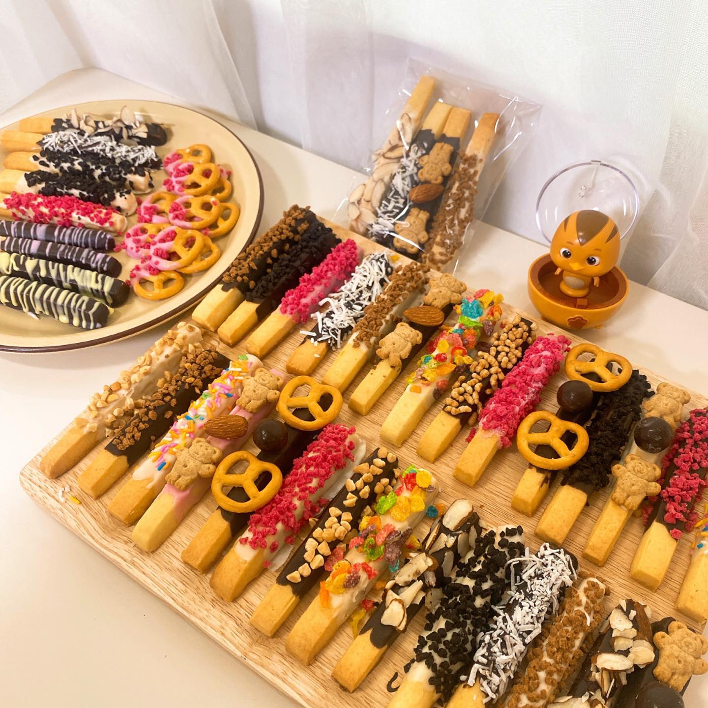 안녕하세요 여러분 잘 지내셨나요 ?🌱🙆‍♀️🌱드디어 돌아온 빼빼로데이 ! 🍪이번엔 반죽까지 수제로 만들어봤답니다🥰

빼빼로는 만들다보면 왜이렇게 토핑하고싶은게 많은지 모르겠어요 다 꺼내다보니 토핑재료만10가지만 넘는거있죠,,?😂(욕심쟁이) 
다 만들고 보니 너무 귀염뽀짝,,, ❣️남은 초콜릿으로 프레첼빼빼로까지 만들어봤는데 간단하게 선물하기 너무 좋은거같아요💕

이번엔 반죽도 직접 만들어서 그런지 두툼하고 더 고소해서 맛있었어요 이 반죽으로 기본 버터쿠키 만들어 구워먹어도 👍👍
그리고 원하는 토핑대로 골라먹는 재미까지,, 😍여러분들은 이번 빼빼로데이때 어떤 선물을 하실 예정인가요 !?😘
빼빼로데이때는 정성을 선물해보세요 

그럼 여러분 새싹이는 또 돌아올게용 행복한 하루 보내세요 ❣️