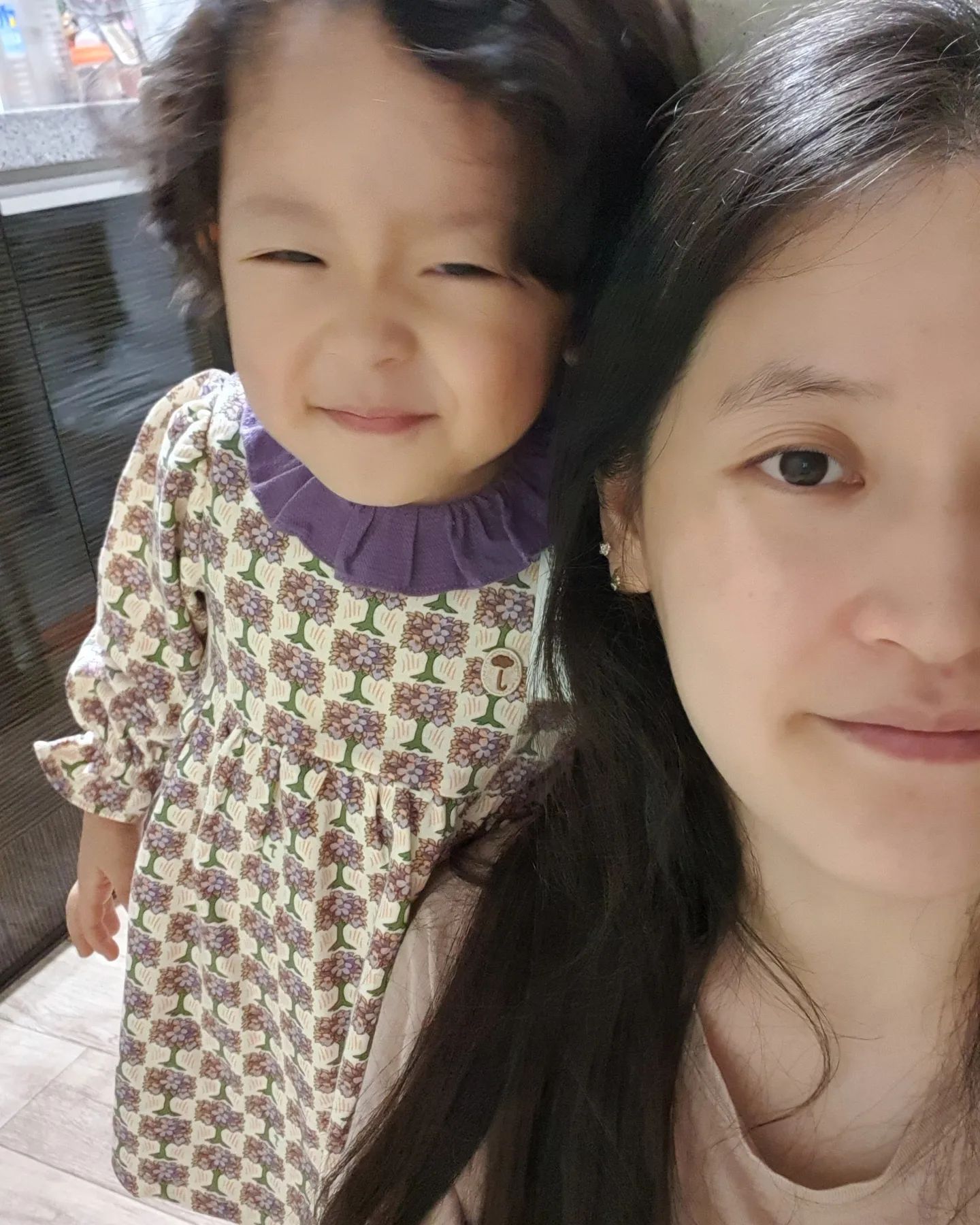 ❤
2021.09
민영이 돌 다가와서
새로운 꼬까옷선물받았는데
민정이가 입어보고 패션쇼까지🙈
(신발은 작아서 민영이가🤣)
.
.
민영이의 첫 생일을 끝으로 돌끝맘!
코로나때문에 가족들이랑 식사한게 다라서
돌잔치못해준게 아쉬울뿐😭
.
.
할머니와 언니손잡고 어디든지 가보자❤
.
.
#돌잔치대신가족식사
#친정엄마와이모의
#둘째생일선물
#동생껀데뺏어보는언니
#자기한테사이즈맞다고
#패션쇼에사진까지
#매일매순간이
#웃음꽃피는나날들
#언제나사랑해