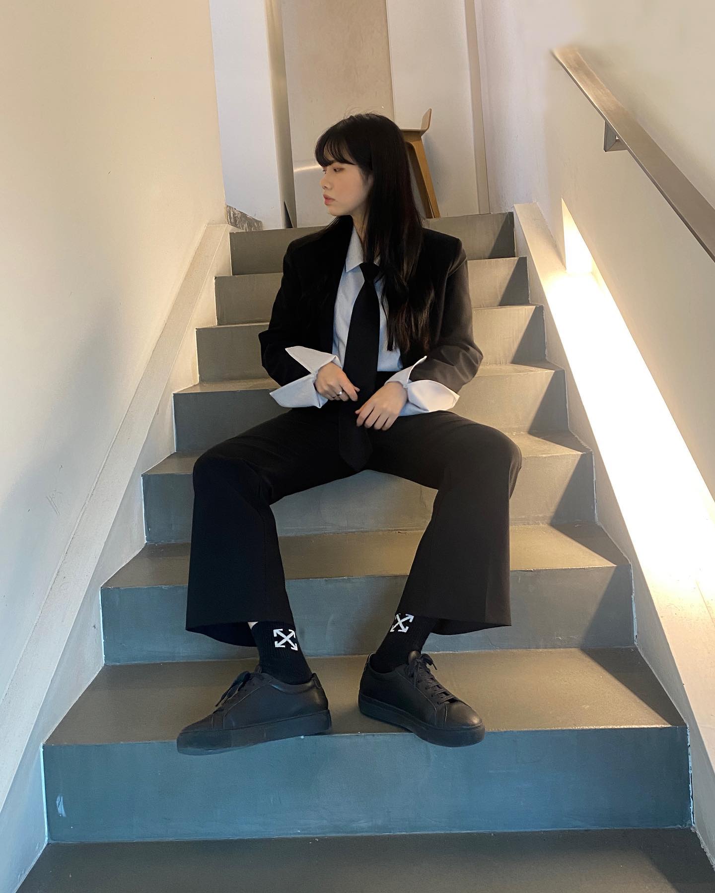 미니멀하면 빠질 수 없는 사람 🙌🏻

안녕하쉐요우 성령입니다👀

어제 간만에 휴일이라 
예정된 촬영이 있어 다녀왔어요🏃🏃🏻‍♀️

간만에 또 미니멀로 입어봤는데
역시 저는 미니멀이 참 좋은 사람..

밋밋한 느낌이 있다면 소매가 긴
셔츠를 아우터 밖으로 접어 입어도
느낌이 확 살아난답니다🫶🏻

다음엔 조금 특별한 사진으로 찾아올께요🫡 기대해주세요!

#무신사스냅 #무신사크루