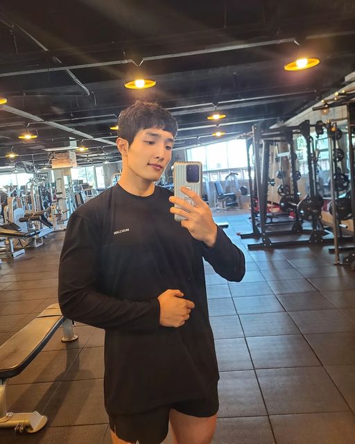 문건 on Instagram: "#광고 #머슬리안 . . . . 내 몸에 맞게 촥 달라붙는 원단에 보들보들해서 운동하는 내내 기분 좋게 운동할 수 있어 좋았던 머슬리안 머슬 핏 긴팔 제가 강조하는 핏 팔근육을