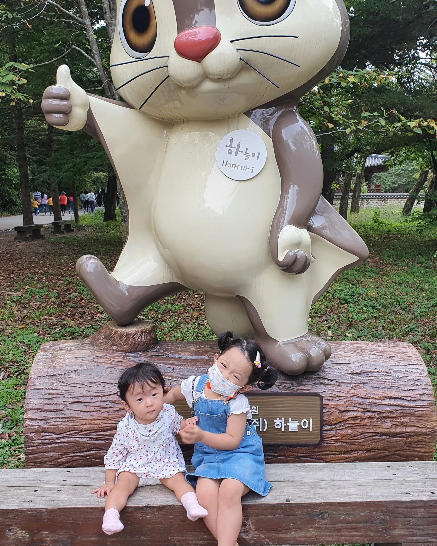 ❤
2021.10(3)
근처에 있는 법주사가서 구경도 하고
랜드마크가면 있는 밀대장난감하고싶어
할아버지의 선물🎁
따다닥나비 하느라 신났다 신났어😍
.
.
집으로 돌아온 평일은
여느때와 다름없는
얼굴에 다 뭍히며 먹는게 제일좋을때👍😭
.
.
#법주사
#둘이함께좋아
#할아버지의장난감선물
#따다닥나비
#밥먹을때
#간식먹을때
#얼굴은도화지😨
#얼굴에다뭍히며먹기
#산책이제일좋은아가들